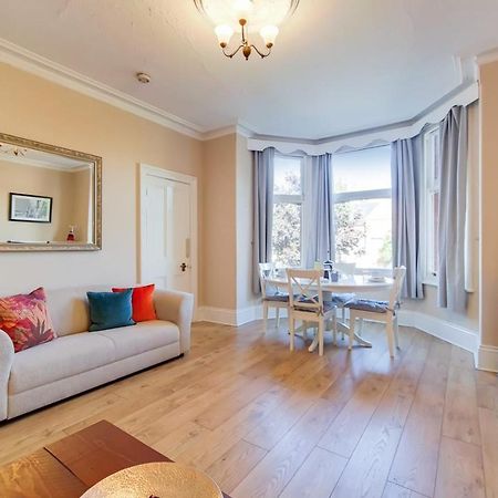 Spacious Ealing Broadway Apartment London Eksteriør billede