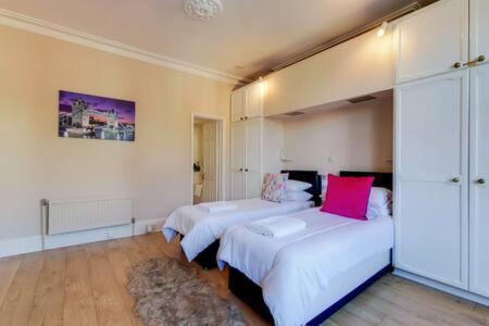 Spacious Ealing Broadway Apartment London Eksteriør billede