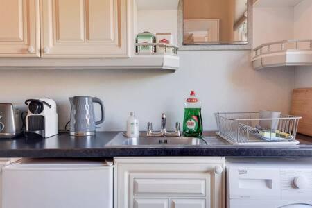 Spacious Ealing Broadway Apartment London Eksteriør billede