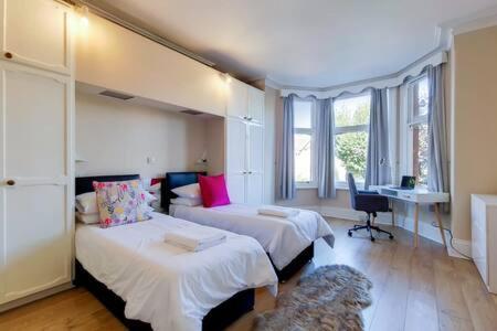 Spacious Ealing Broadway Apartment London Eksteriør billede