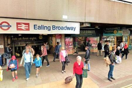 Spacious Ealing Broadway Apartment London Eksteriør billede