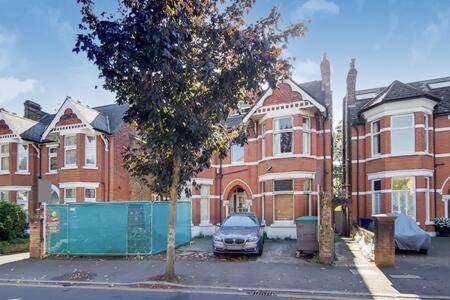 Spacious Ealing Broadway Apartment London Eksteriør billede